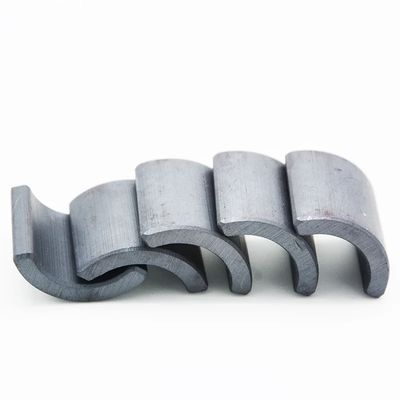 calidad Magnetos de arco de ferrita personalizados FB9B/FB12B de grado 250 °C Resistente a altas temperaturas 450mT Brmax fábrica