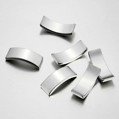 Buen precio Magnetos de arco de tierras raras revestidos con níquel anisotrópico para magnetización direccional en línea