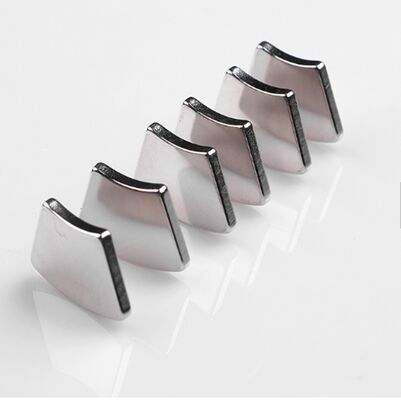 Buen precio Imán de neodimio adherido resistente a la corrosión, grado magnético N35 a N52 en línea