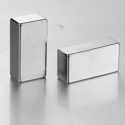Buen precio Color plata de los imanes permanentes del neodimio N52 del bloque 40X40X20m m en línea
